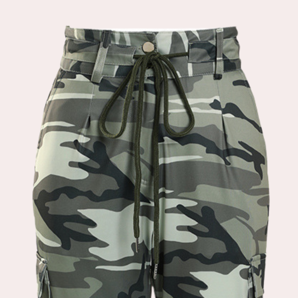 Camouflage dames cargobroek voor de zomer