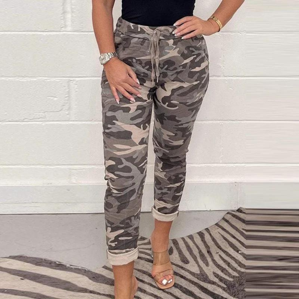 Penelope - Damesbroek in Luxe Camouflage met Optimaal Comfort voor de Zomer