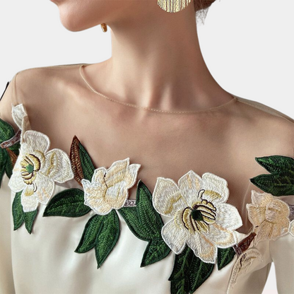 Elegante zomerse gebloemde damesblouse