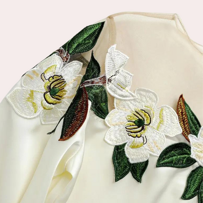 Elegante zomerse gebloemde damesblouse
