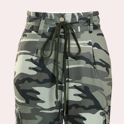 Camouflage dames cargobroek voor de zomer