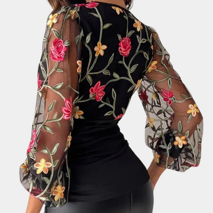Elegante zomerse damestop met bloemenborduursel