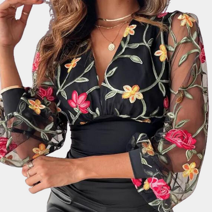 Elegante zomerse damestop met bloemenborduursel