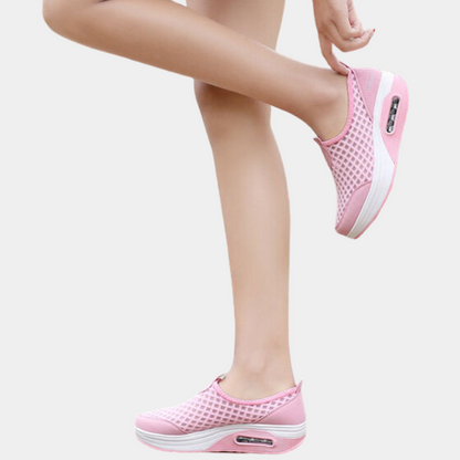 Ademende zomerse damessneakers met sleehak