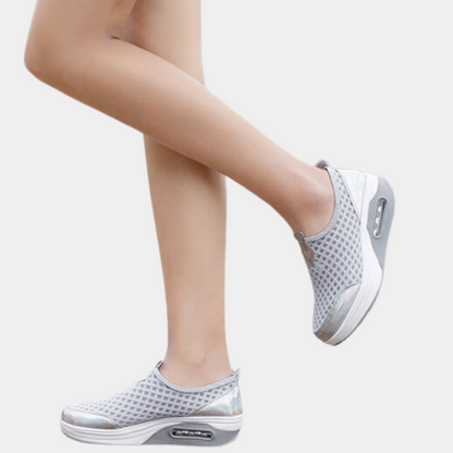 Ademende zomerse damessneakers met sleehak