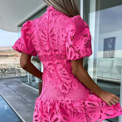Gwenda - Elegante kanten zomerjurk met subtiele uitsnijdingen