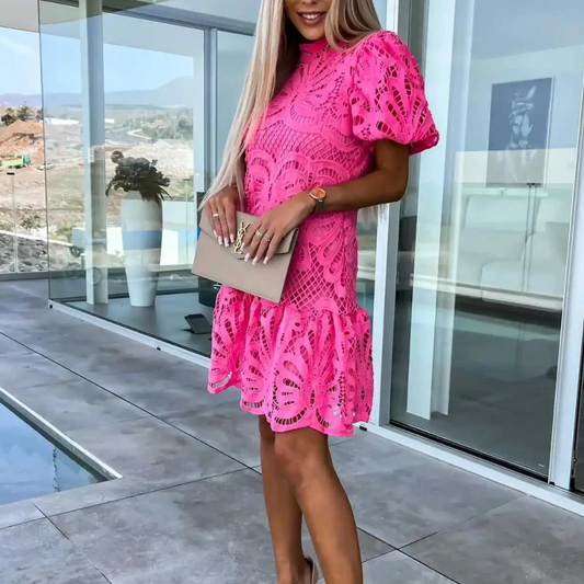 Gwenda - Elegante kanten zomerjurk met subtiele uitsnijdingen